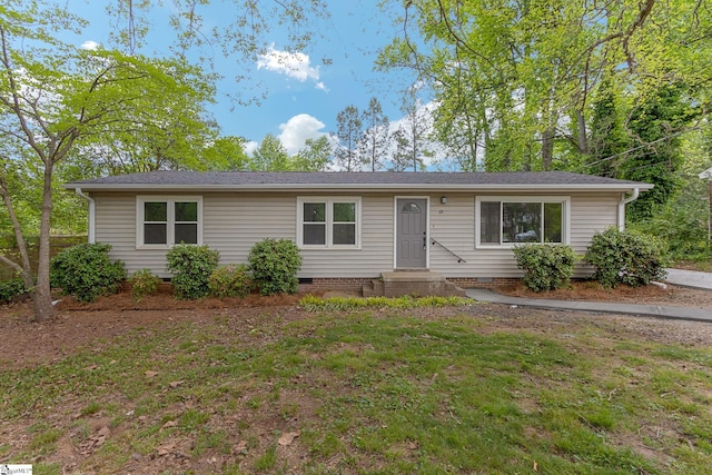 ranch-style home featuring a front lawn