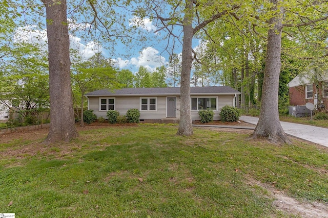 view of front of property featuring a front yard and crawl space