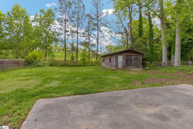 view of yard with a shed