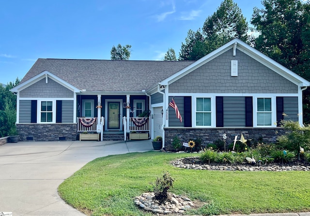 craftsman inspired home featuring a front lawn