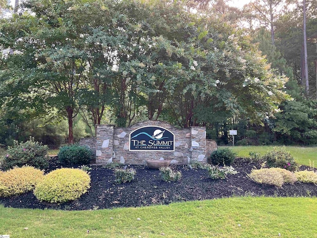 community / neighborhood sign featuring a yard