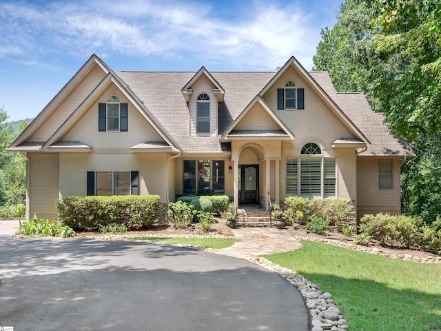 view of front of house featuring a front yard