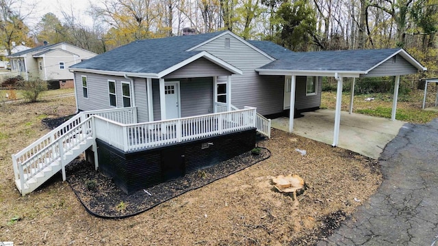 view of front of home featuring a porch and a carport