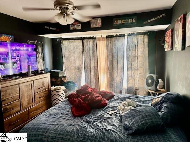 bedroom with ceiling fan