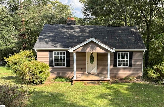 view of front facade featuring a porch and a front lawn