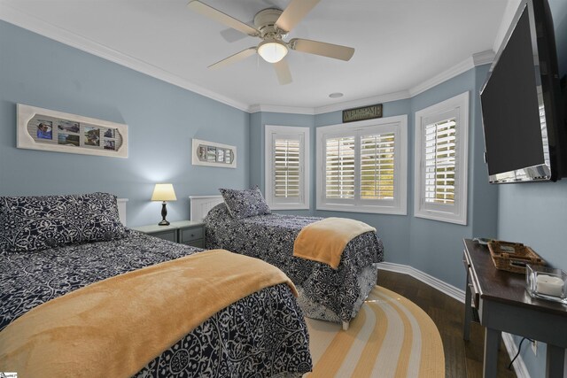 bedroom featuring ceiling fan, dark hardwood / wood-style floors, and crown molding