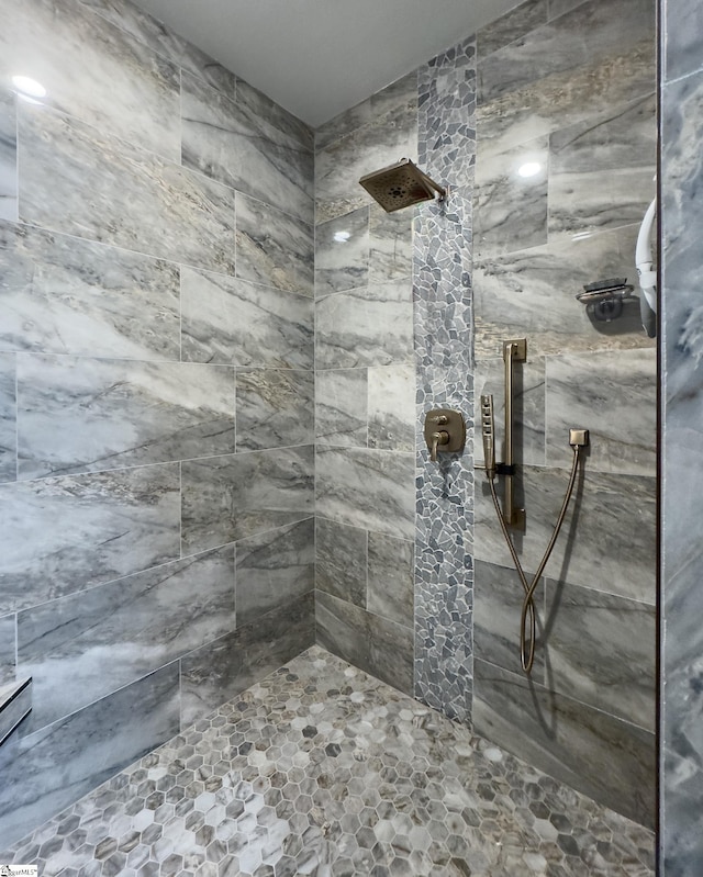 bathroom featuring a tile shower