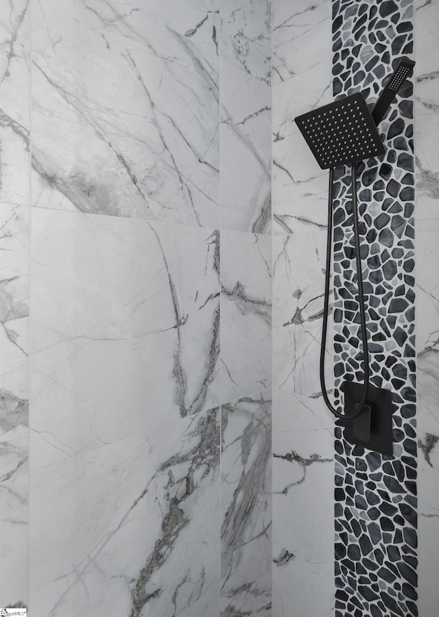 details featuring tiled shower