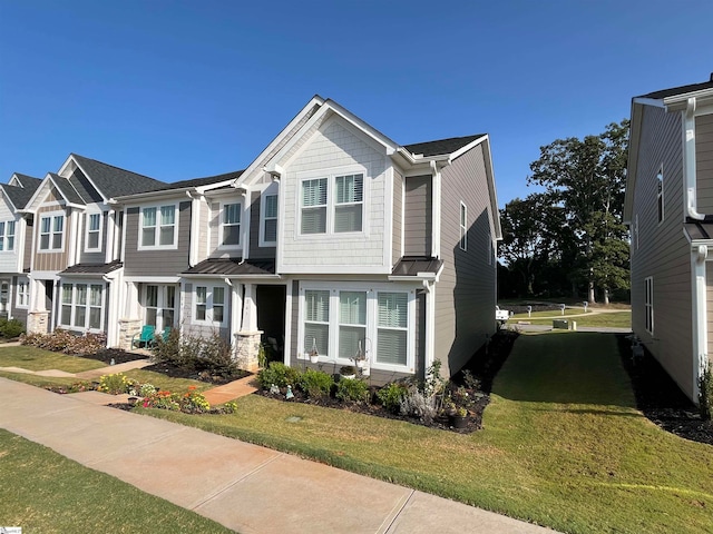 view of front facade featuring a front lawn