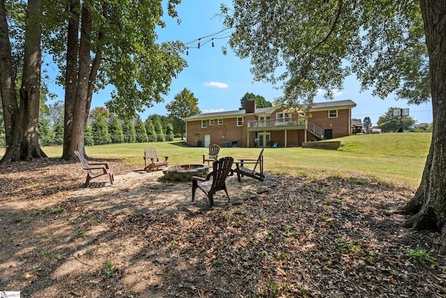 view of yard featuring a fire pit