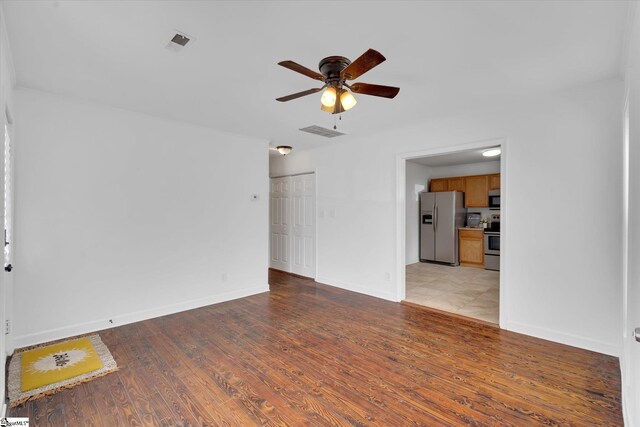 empty room with light hardwood / wood-style flooring and ceiling fan