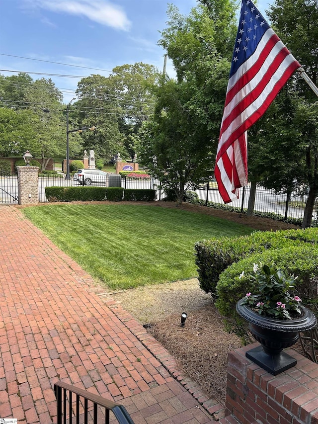571 E Main St, Spartanburg, SC 29302 - view of yard
