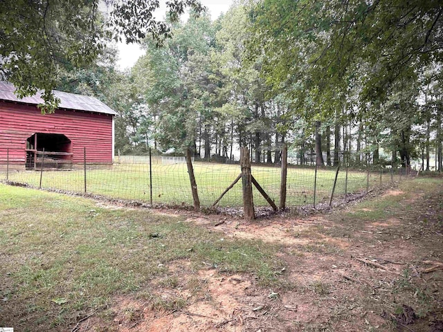 view of yard with an outbuilding