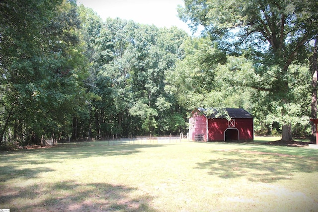 view of yard featuring an outbuilding