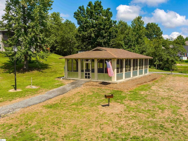 view of property's community featuring a yard