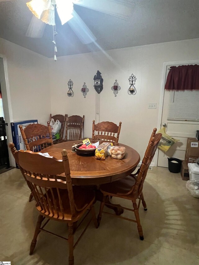 dining room with ceiling fan