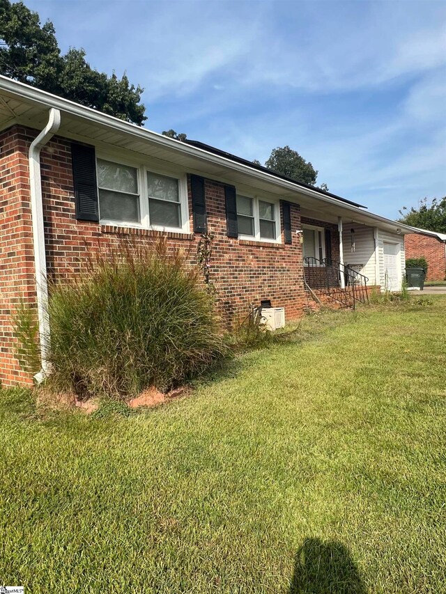 view of front of home with a front yard