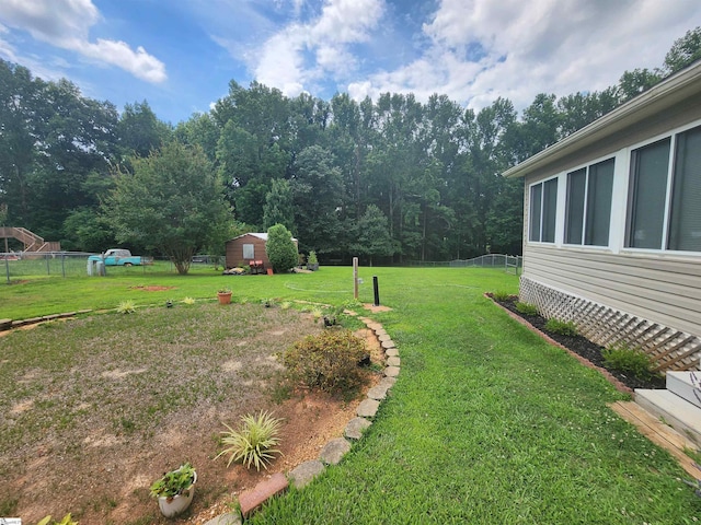 view of yard featuring a shed