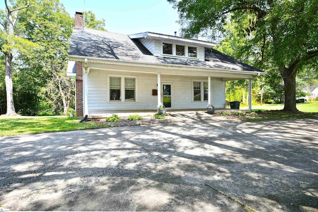 view of front of home featuring a front lawn and a porch