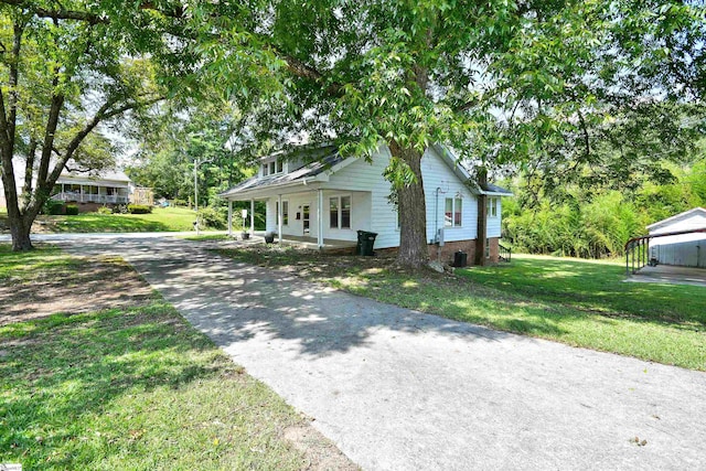 view of front facade with a front lawn and covered porch