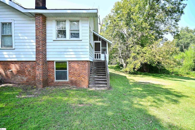 view of side of property featuring a lawn