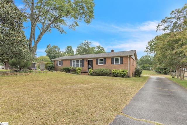 view of front facade with a front yard