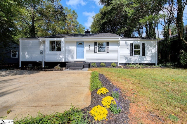 view of front of home featuring a front yard