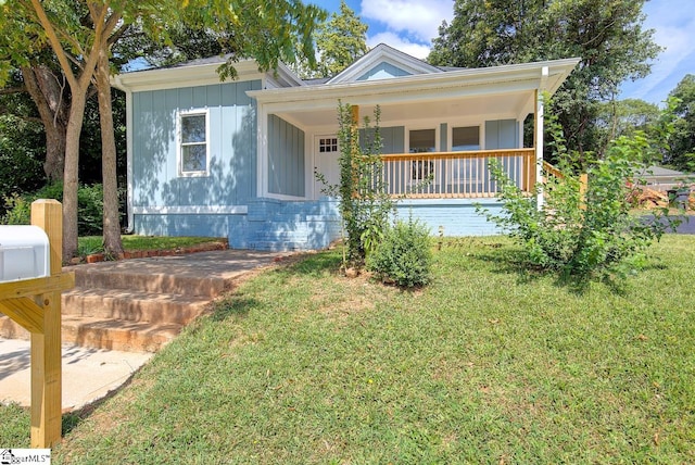 view of front facade featuring a front yard and covered porch