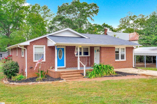 view of front of home featuring a carport and a front lawn