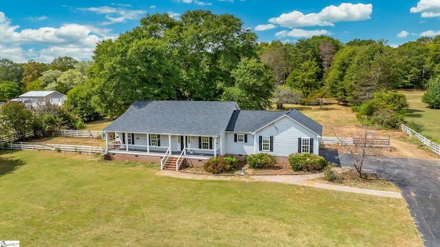 view of front facade featuring a front yard and covered porch