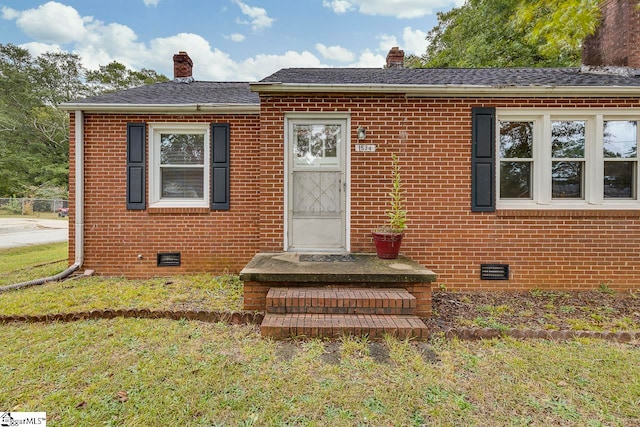 view of front of home featuring a front lawn