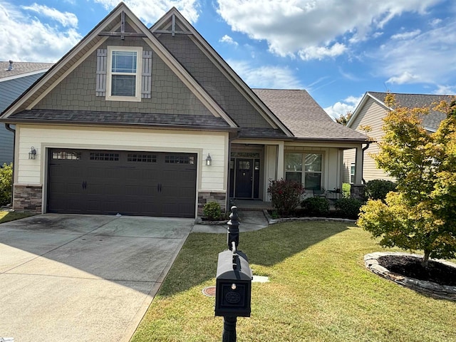 craftsman inspired home featuring a front yard