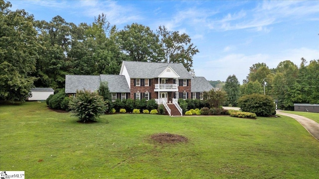 colonial house featuring a front lawn