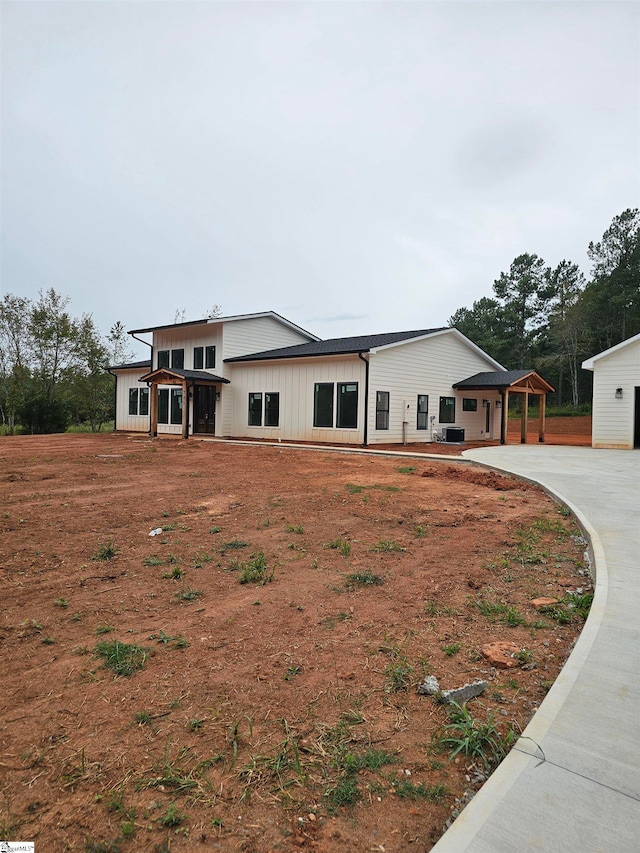 view of front facade with a carport