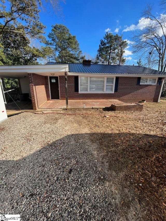 single story home with a carport