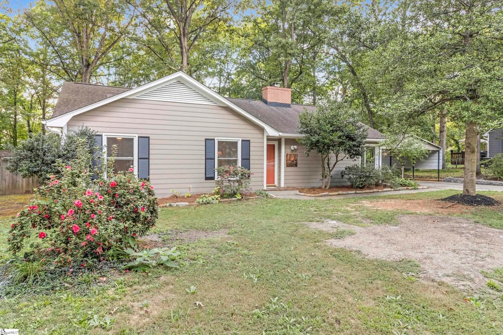 view of front of house featuring a front lawn