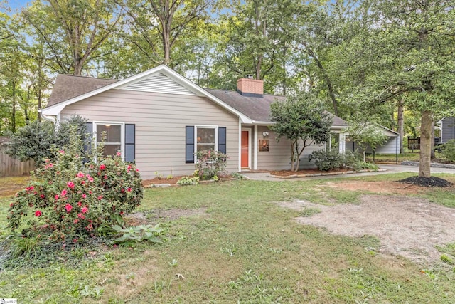 view of front of house featuring a front lawn