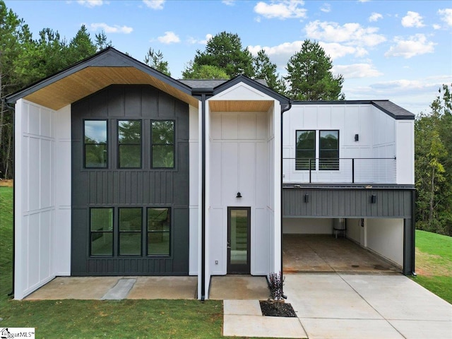 view of front of home featuring a front lawn