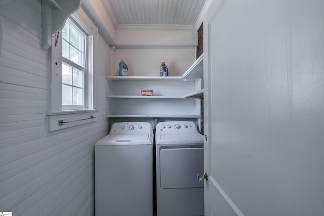 laundry area featuring crown molding and washer and dryer