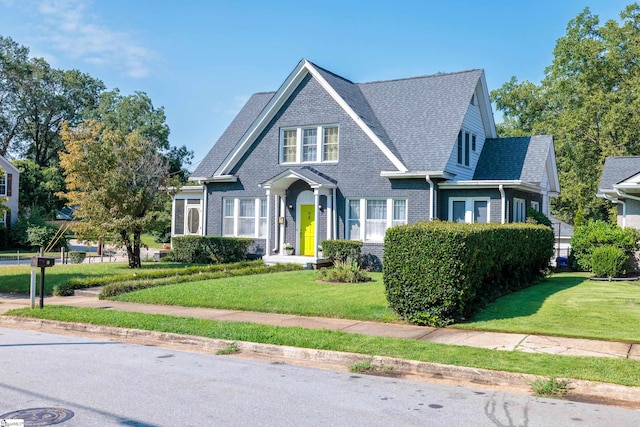 view of front facade featuring a front lawn