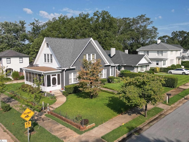 view of front of house featuring a front lawn