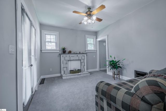 carpeted living room featuring ceiling fan