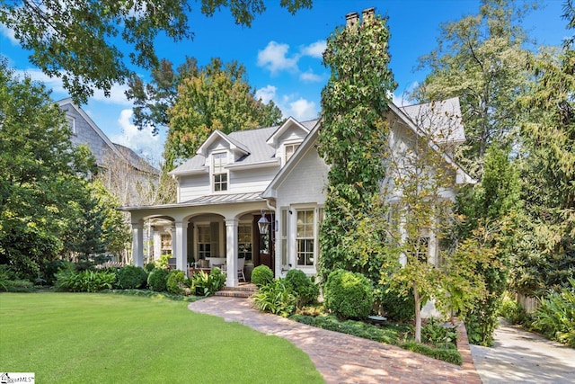 view of front facade featuring a front lawn and covered porch