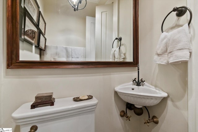 bathroom featuring toilet and sink