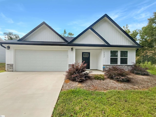 view of front of home with covered porch and a garage