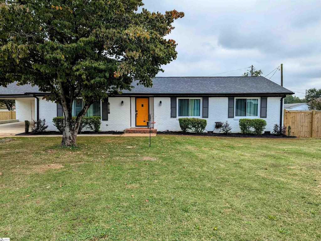 ranch-style home featuring a front yard