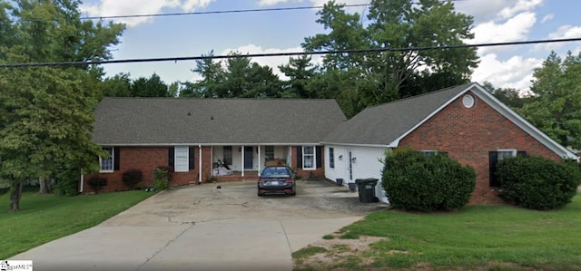 view of front facade with a front lawn