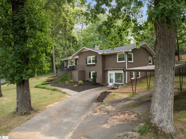 view of front of home featuring a front yard and a carport