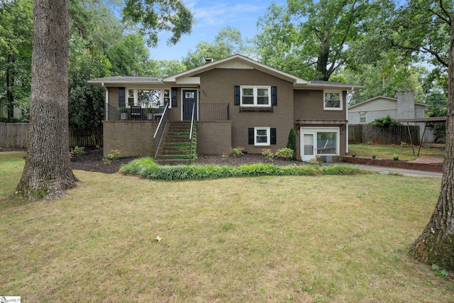 view of front of property featuring a front lawn