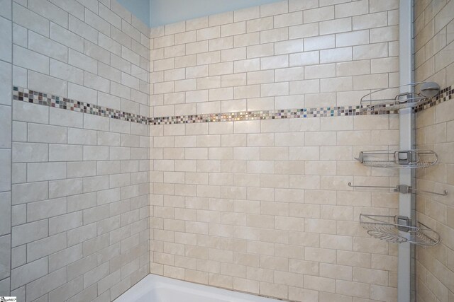 bathroom featuring tiled shower / bath combo